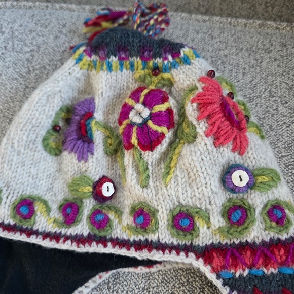 Newari Women's Floral Winter Hat and Convertible Mitten/Gloves Set - OS - Picture 3 of 12